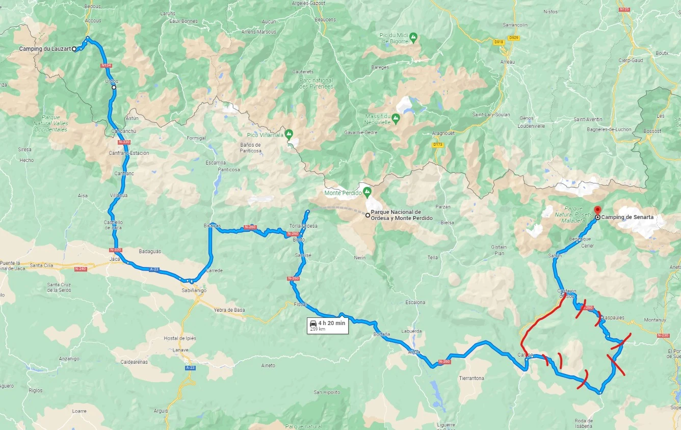 Mapa de planificación por los Pirineos con trazado azul y anotaciones originales en rojo.