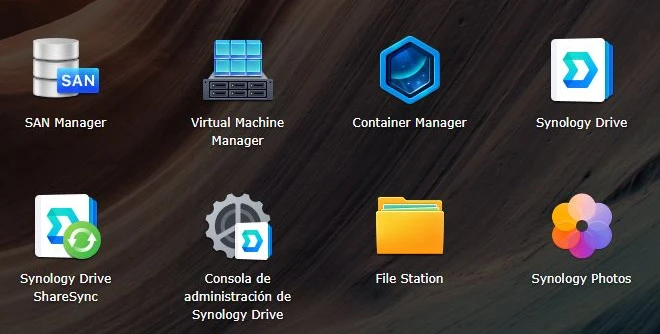 Accesos de DSM a almacenamiento, virtualización, contenedores, Drive, File Station y Photos.